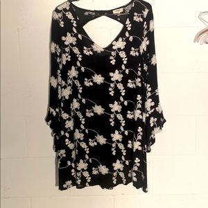 UMGEE embroider dress VGC  small flutter sleeve